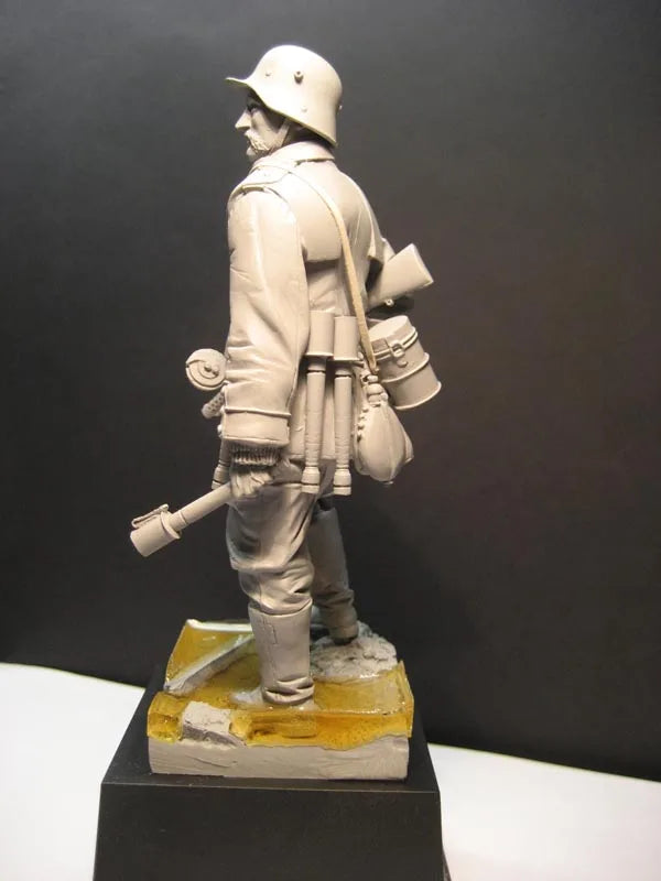 1/16 WWI German Soldier Standing with Rifle and Bayonet, Resin Model Figure Kit, Unassembled and Unpainted