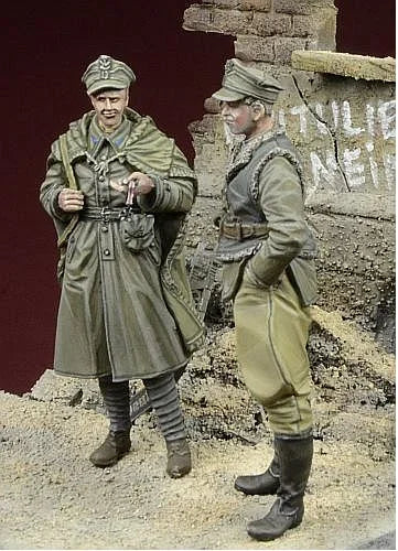 1/35 WWII Polish Soldiers Berlin, 2 Figures, Resin Model Figure Kit, Unassembled and Unpainted