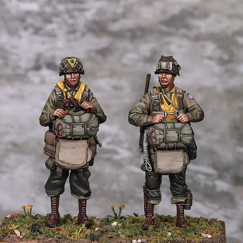 1/35 WWII US 101st Airborne Riflemen in Combat Gear, 2 Figures, Resin Model Figure Kit, Unassembled and Unpainted