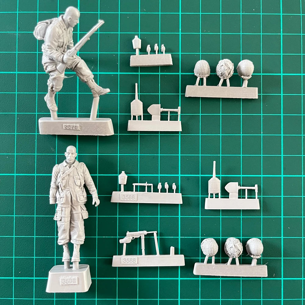 1/35 WWII US Tank Crew Advancing, 2 Figures, Resin Model Figure Kit, Unassembled and Unpainted