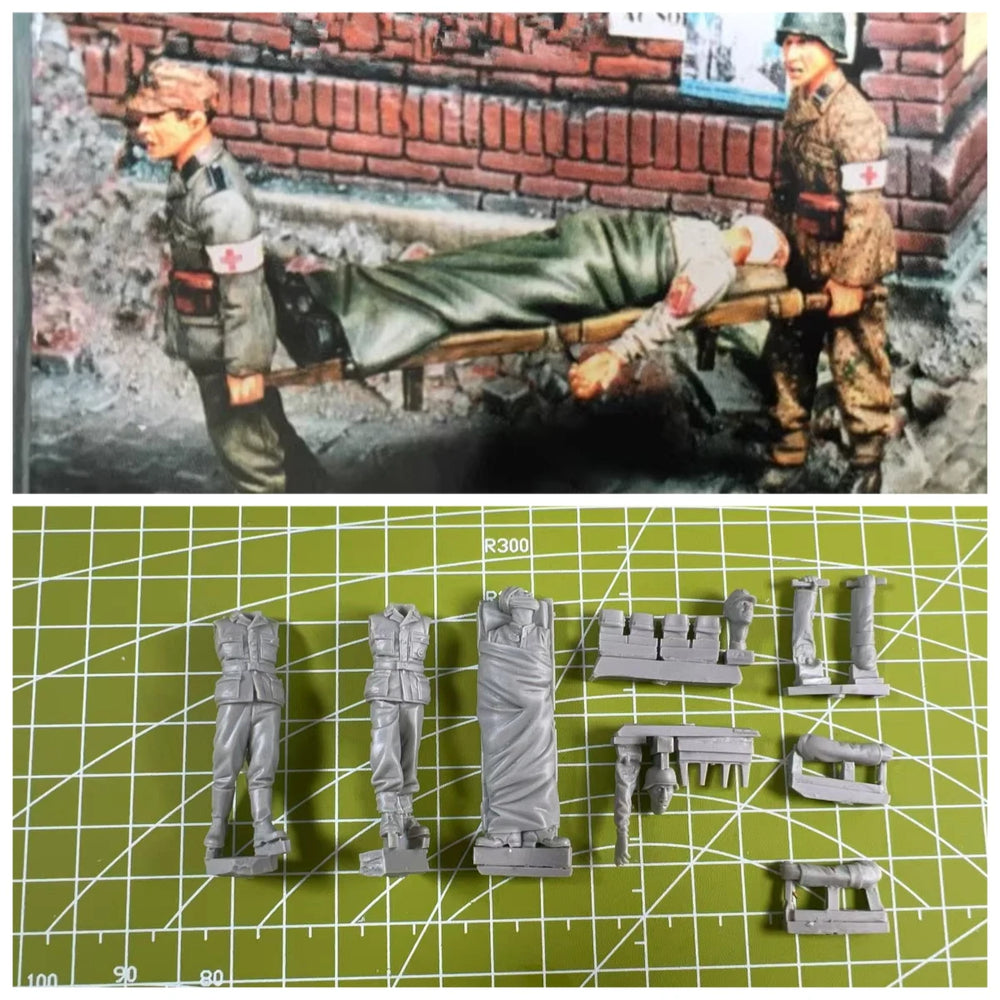 1/35 WWII German Infantry with Wounded Casualty, 4 Figures, Resin Model Figure Kit, Unassembled and Unpainted