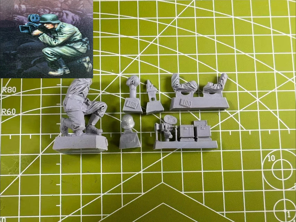 1/35 Modern War Photographer, Resin Model Figure Kit, Unassembled and Unpainted