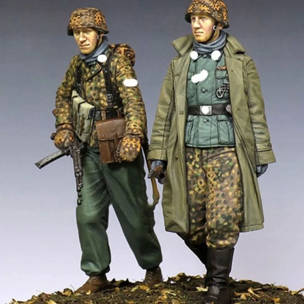 1/35 WWII German Infantry with MP40 and Mixed Uniforms, 4 Figures, Resin Model Figure Kit, Unassembled and Unpainted