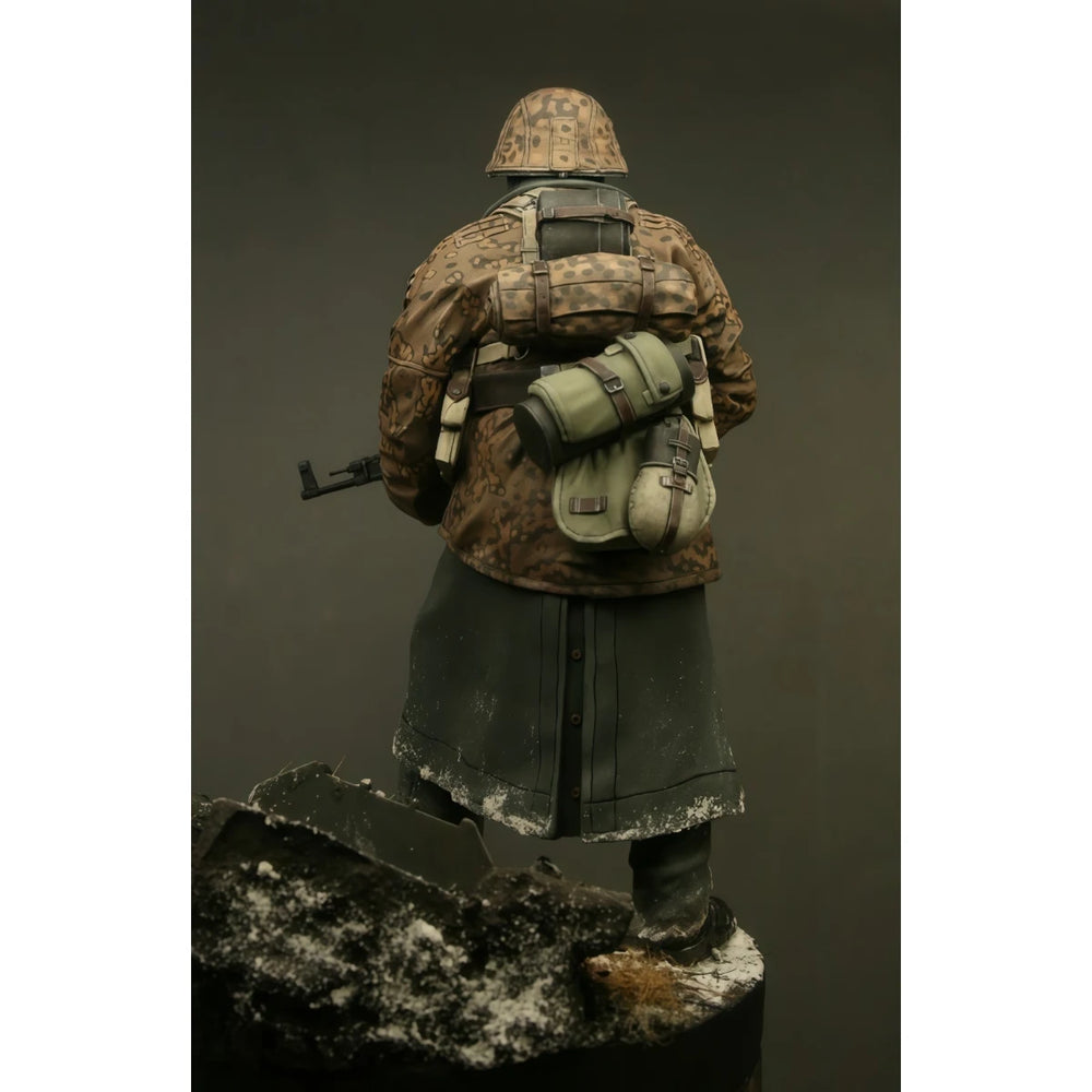 1/16 WWII German Infantry in Splinter Camo with MP40, Resin Model Figure Kit, Unassembled and Unpainted