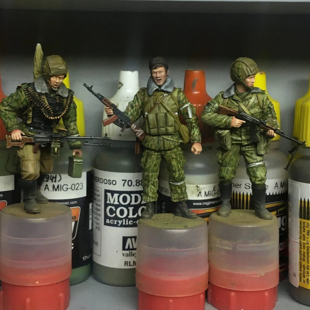1/35 Modern Russian Infantry with Ammunition Bandolier, 3 Figures, Resin Model Figure Kit, Unassembled and Unpainted