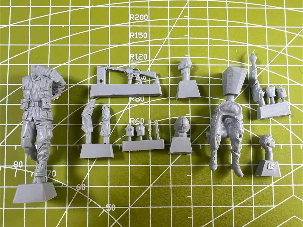 1/35 Modern US Infantry Advancing with Rifles, 4 Figures, Resin Model Figure Kit, Unassembled and Unpainted