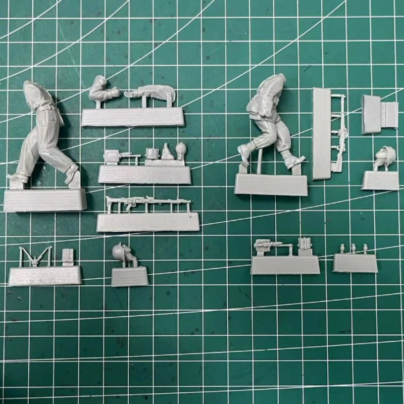 1/35 WWII German Infantry Squad Advancing, 2 Figures, Resin Model Figure Kit, Unassembled and Unpainted