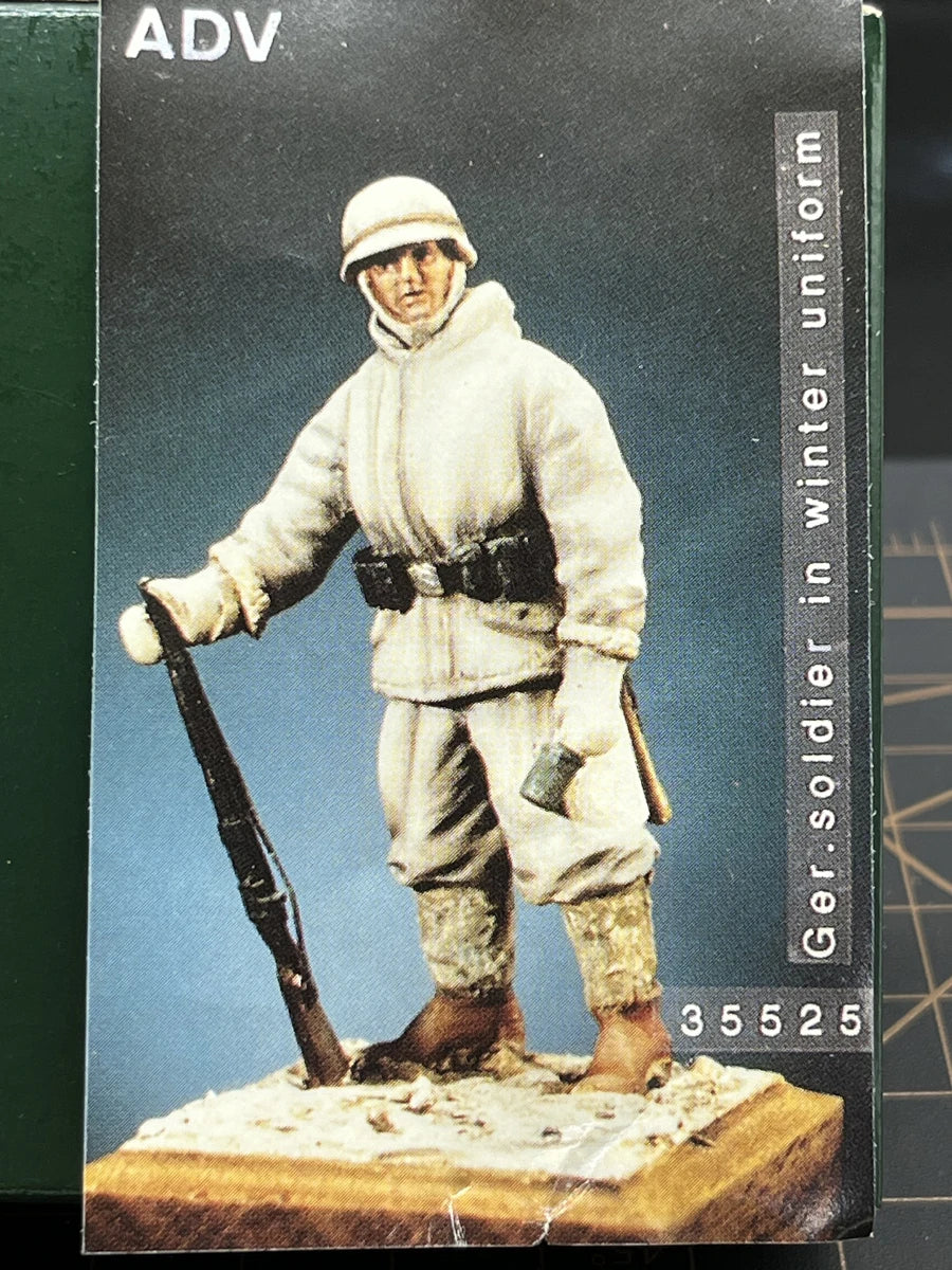 1/35 WWI German Soldier in Winter Coat, Resin Model Figure Kit, Unassembled and Unpainted