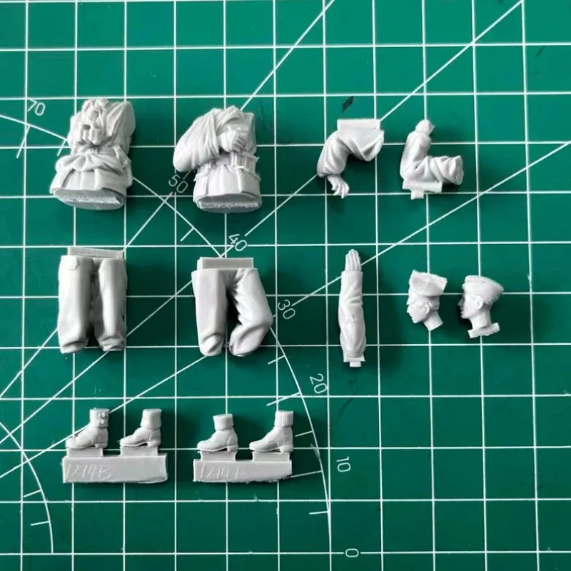 1/35 WWII German Tank Commander & Wounded, 3 Figures, Resin Model Figure Kit, Unassembled and Unpainted