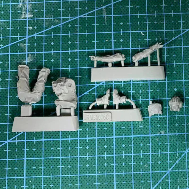 1/35 Modern Russian Artilleryman Operating Howitzer, Resin Model Figure Kit, Unassembled and Unpainted