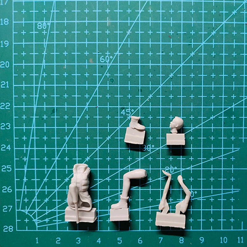 1/35 Modern Female in Casual Poses, Resin Model Figure Kit, Unassembled and Unpainted
