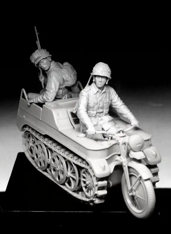 1/35 WWII German Wehrmacht Motorcycle Team, 2 Figures, Resin Model Figure Kit, Unassembled and Unpainted