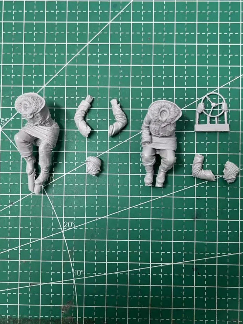 1/35 WWII Winter Tankers, 2 Figures, Resin Model Figure Kit, Unassembled and Unpainted