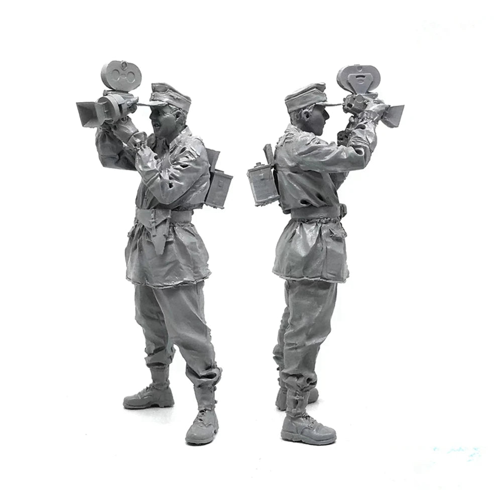 1/35 WWII Military Photographers, 2 Figures, Resin Model Figure Kit, Unassembled and Unpainted