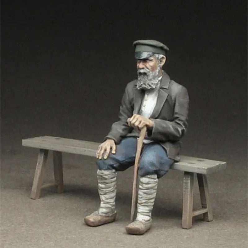 1/35 Elderly Civilian on Bench, Resin Model Figure Kit, Historical Theme, Unassembled and Unpainted