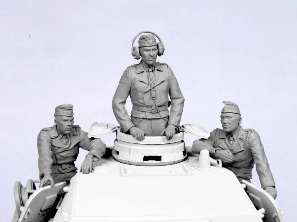 1/35 WWII Officers Studying Map at Table, 3 Figures, Resin Model Figure Kit, Unassembled and Unpainted