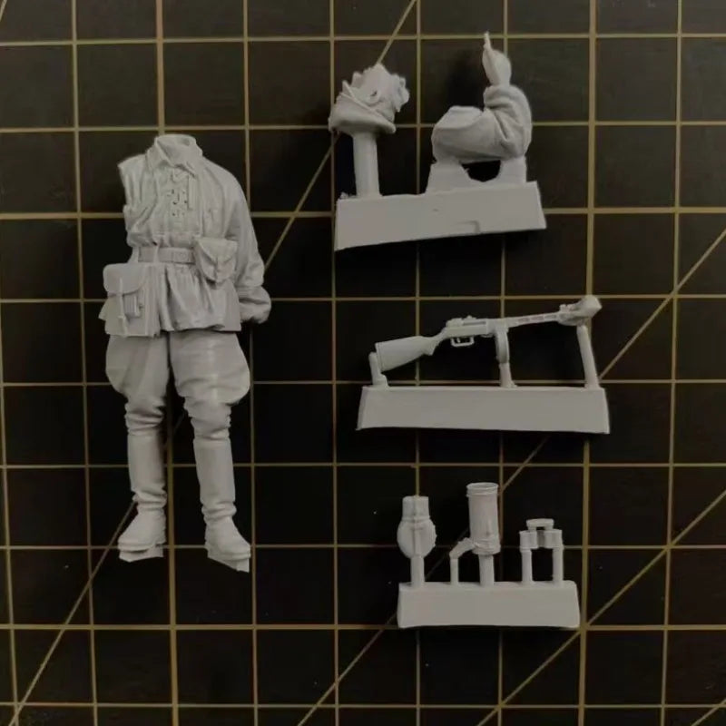 1/35 WWI Officer with Pipe and Rifle, Resin Model Figure Kit, Unassembled and Unpainted