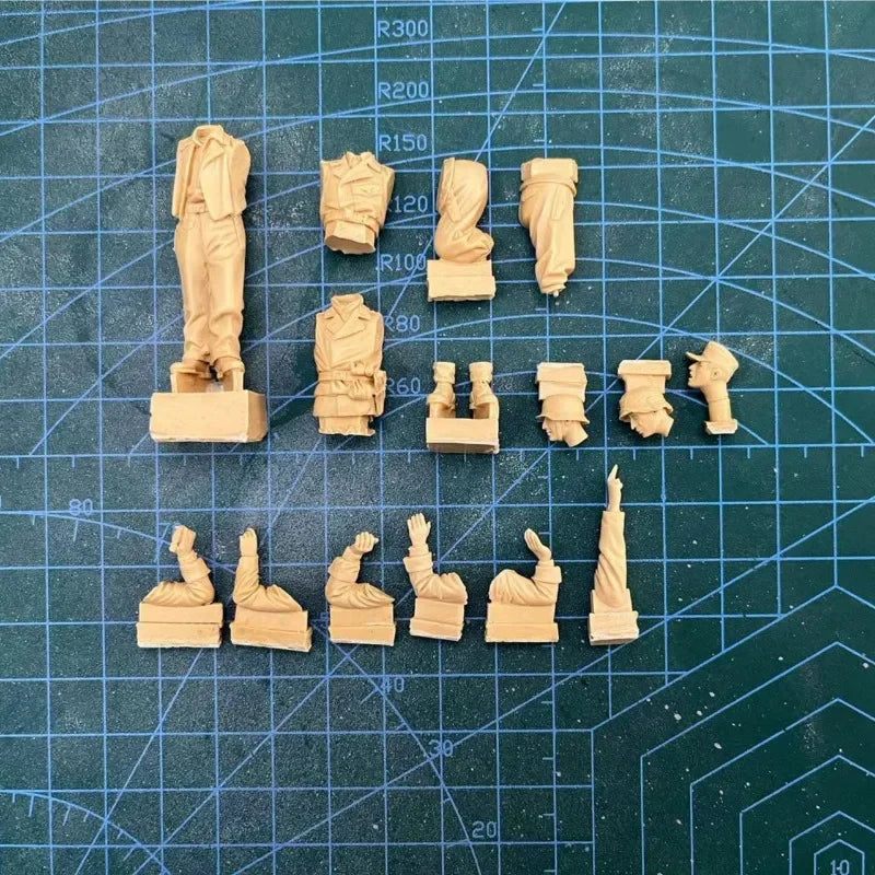 1/35 WWII German Tank Commander with Gun Crew in Combat Positions, 3 Figures, Resin Model Figure Kit, Unassembled and Unpainted