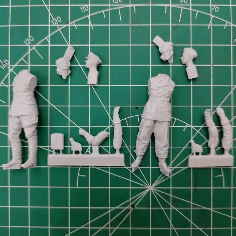 1/35 WWII Soviet Tank Officer and Crewman, 2 Figures, Resin Model Figure Kit, Unassembled and Unpainted