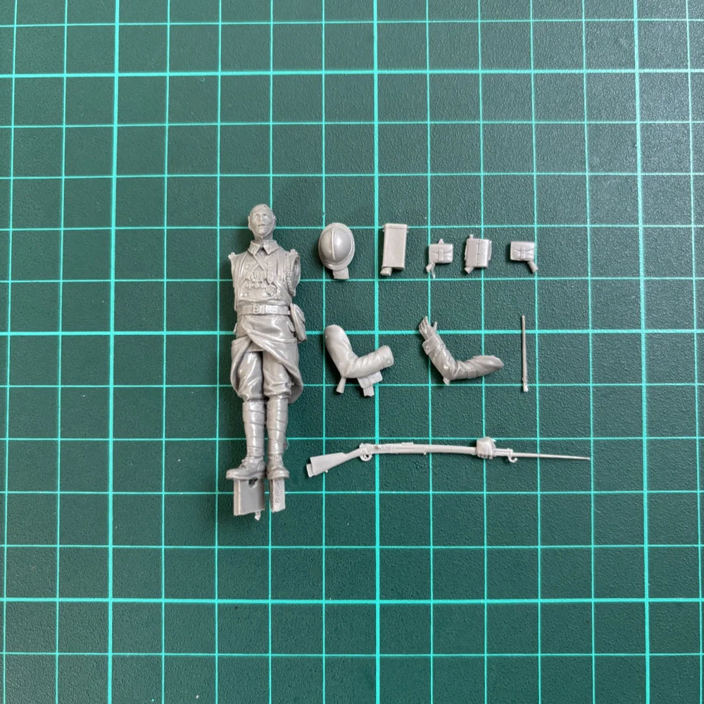 1/35 WWI Soldier with Pith Helmet, Resin Model Figure Kit, Unassembled and Unpainted