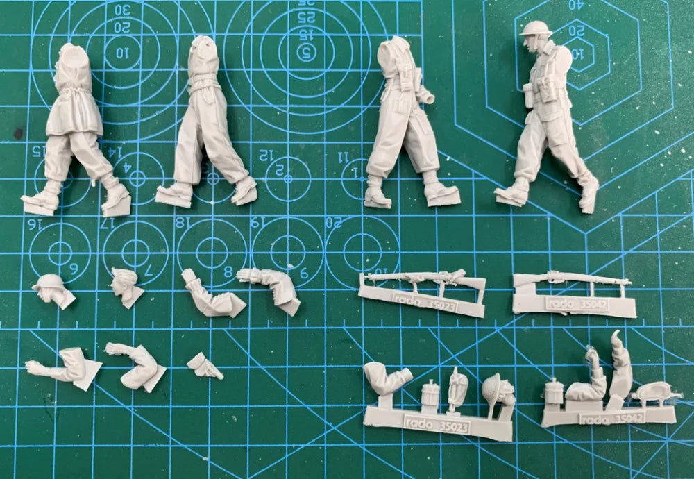 1/35 WWII British Officer Leading Infantry Advance, 4 Figures, Resin Model Figure Kit, Unassembled and Unpainted