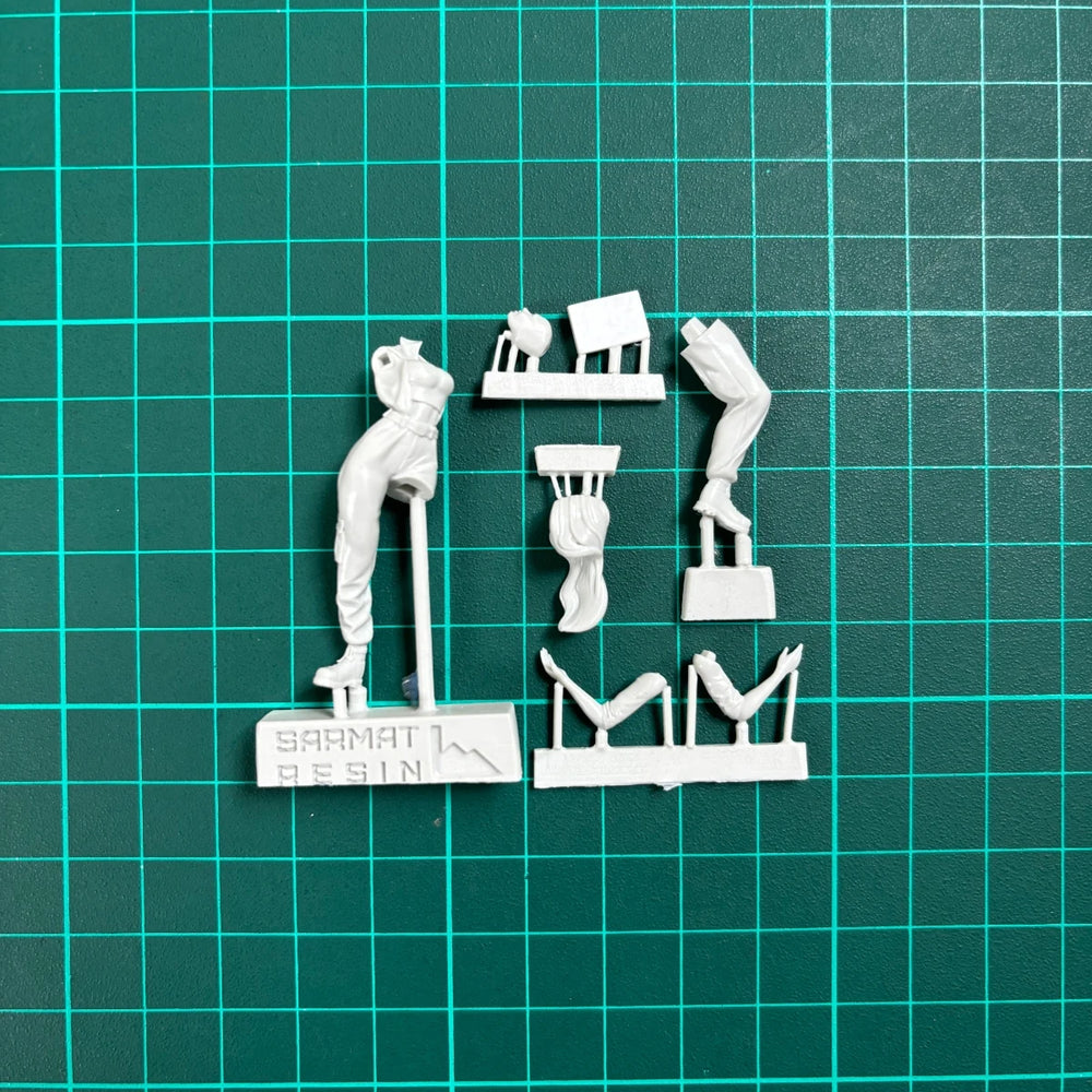 1/35 Anime-Style Female in Casual Clothing, Resin Model Figure Kit, Anime Theme, Unassembled and Unpainted