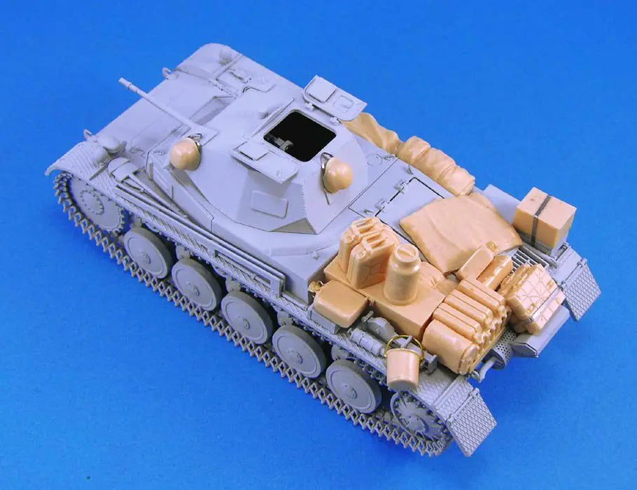 1/35 WWII Soviet T-34-85 Tank with Field Stowage, Resin Model Vehicle Kit, Unassembled and Unpainted
