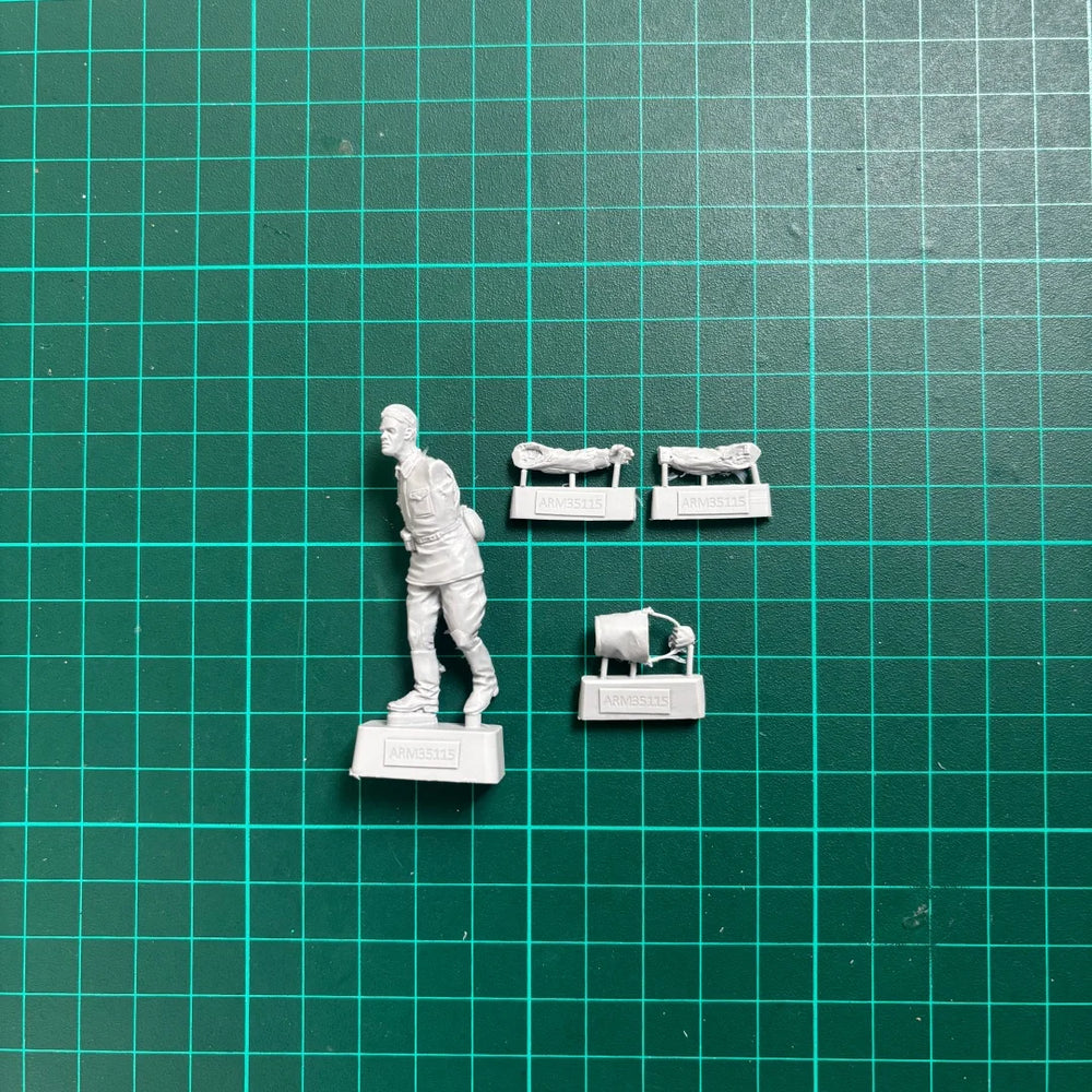 1/35 WWII Soviet Driver, Resin Model Figure Kit, Unassembled and Unpainted