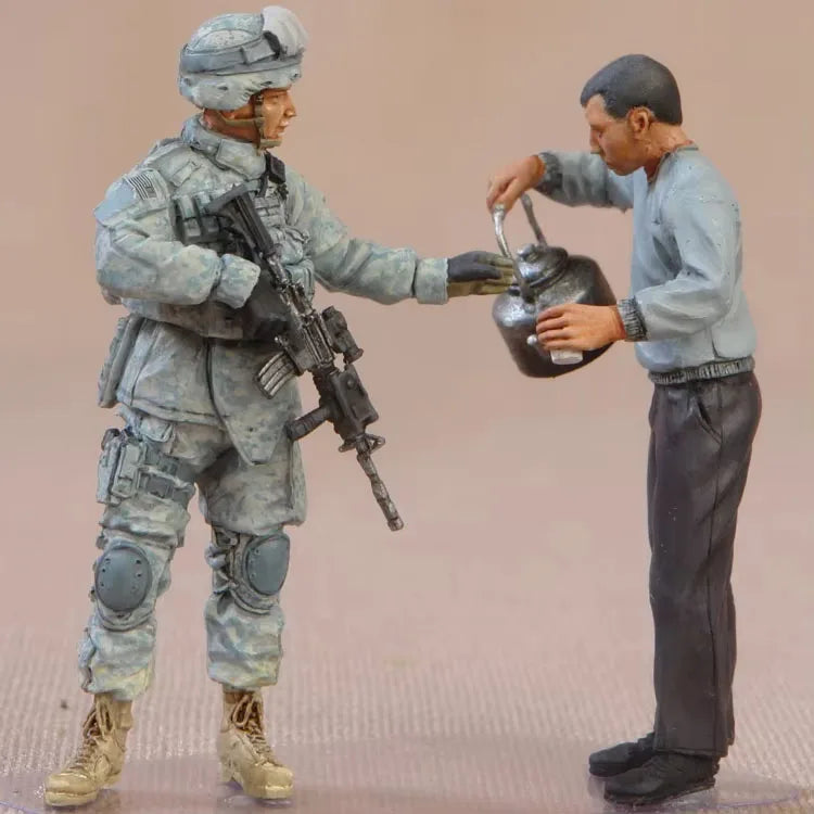 1/35 Modern Soldier and Civilian, 2 Figures, Resin Model Figure Kit, Unassembled and Unpainted