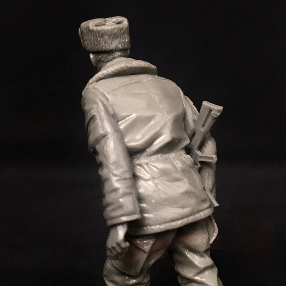1/35 WWII Soviet Soldier Standing Alert with Rifle, Resin Model Figure Kit, Unassembled and Unpainted