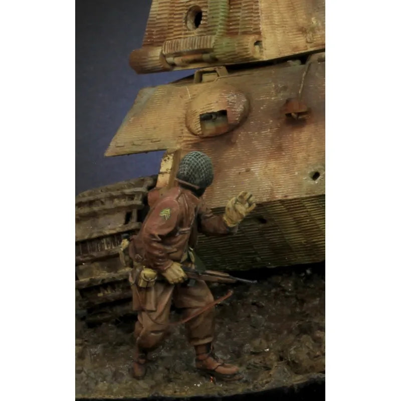 1/35 WWII US Tank Crew Servicing Engine, 2 Figures, Resin Model Figure Kit, Unassembled and Unpainted