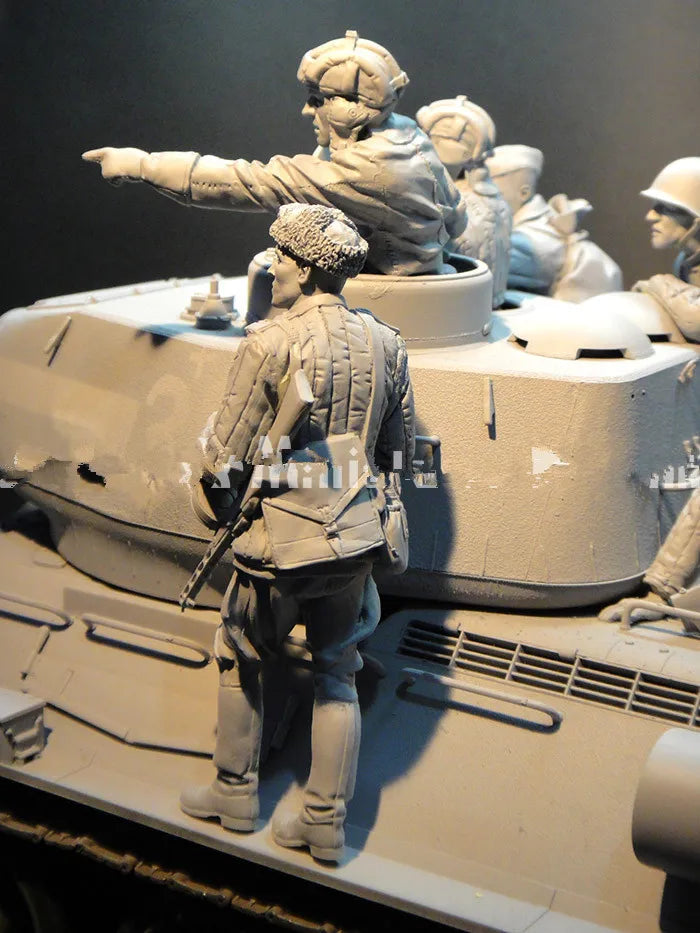 1/16 WWII German Panzer Crew in Combat Positions, 7 Figures, Resin Model Figure Kit, Unassembled and Unpainted
