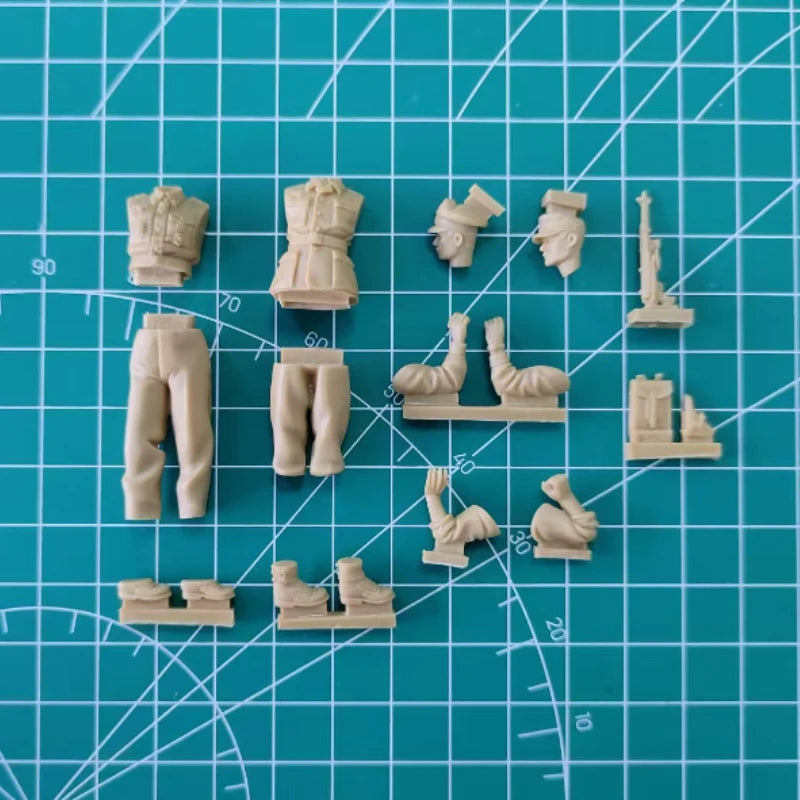 1/35 WWII German Tank Officers, 2 Figures, Resin Model Figure Kit, Unassembled and Unpainted