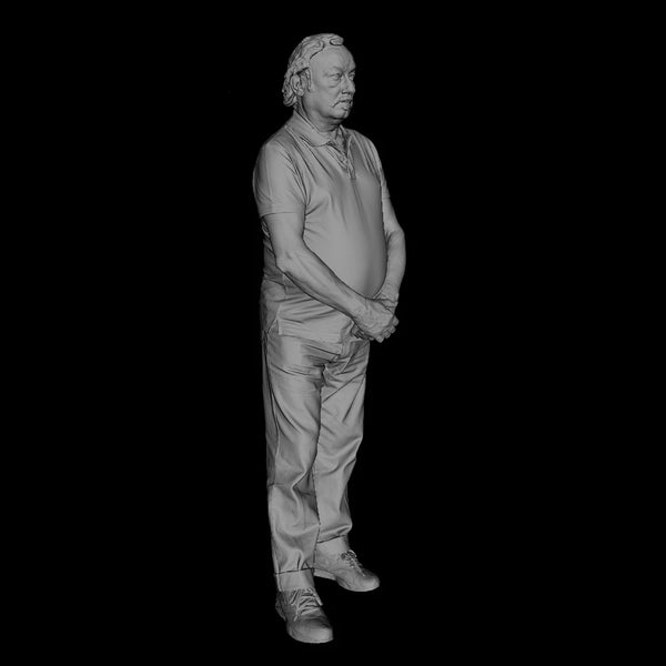 1/35 Modern Middle-Aged Civilian in T-Shirt Hand on Chest, Resin Model Figure Kit, Unassembled and Unpainted