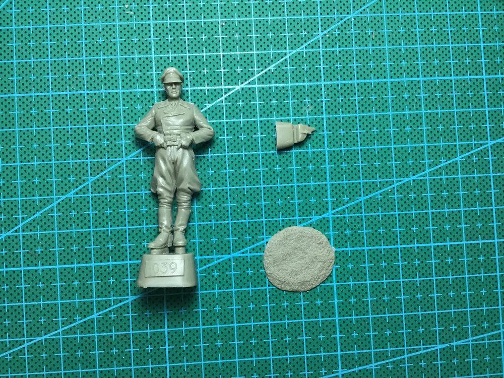 1/35 WWII German Panzer Officer Standing at Ease, Resin Model Figure Kit, Unassembled and Unpainted