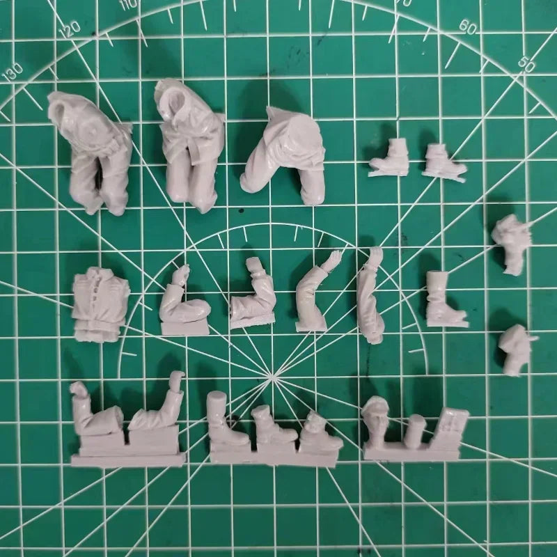 1/35 WWII German Vehicle-Mounted Squad, 3 Figures, Resin Model Figure Kit, Unassembled and Unpainted