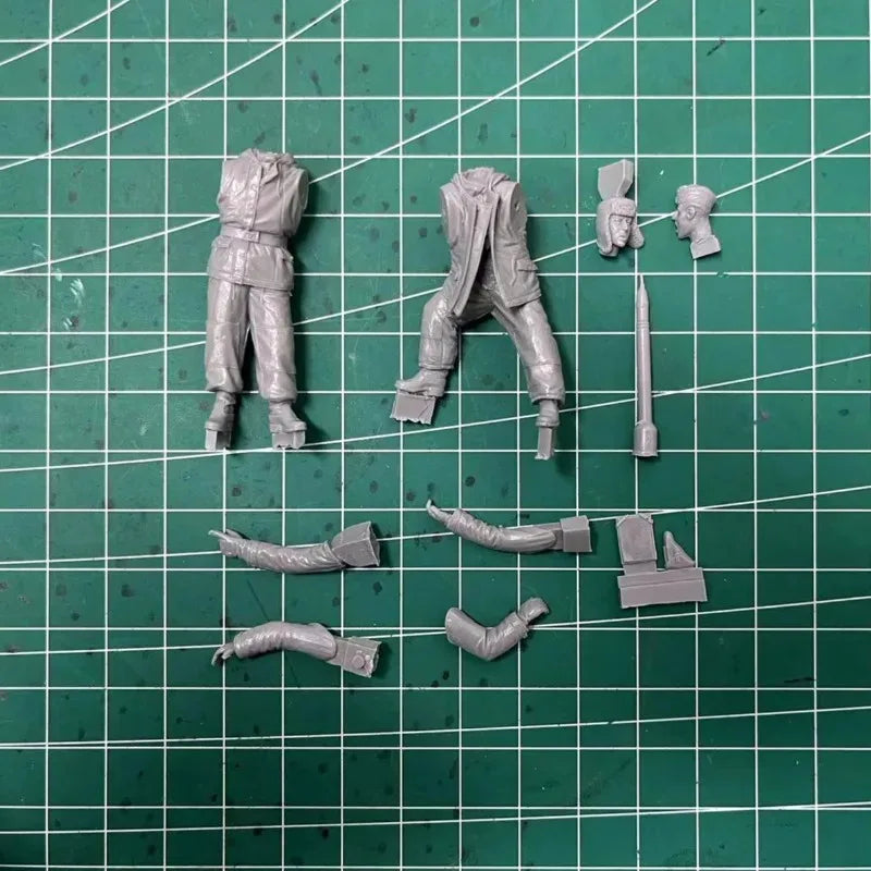 1/35 WWII German Tank Crew Winter, 2 Figures, Resin Model Figure Kit, Unassembled and Unpainted