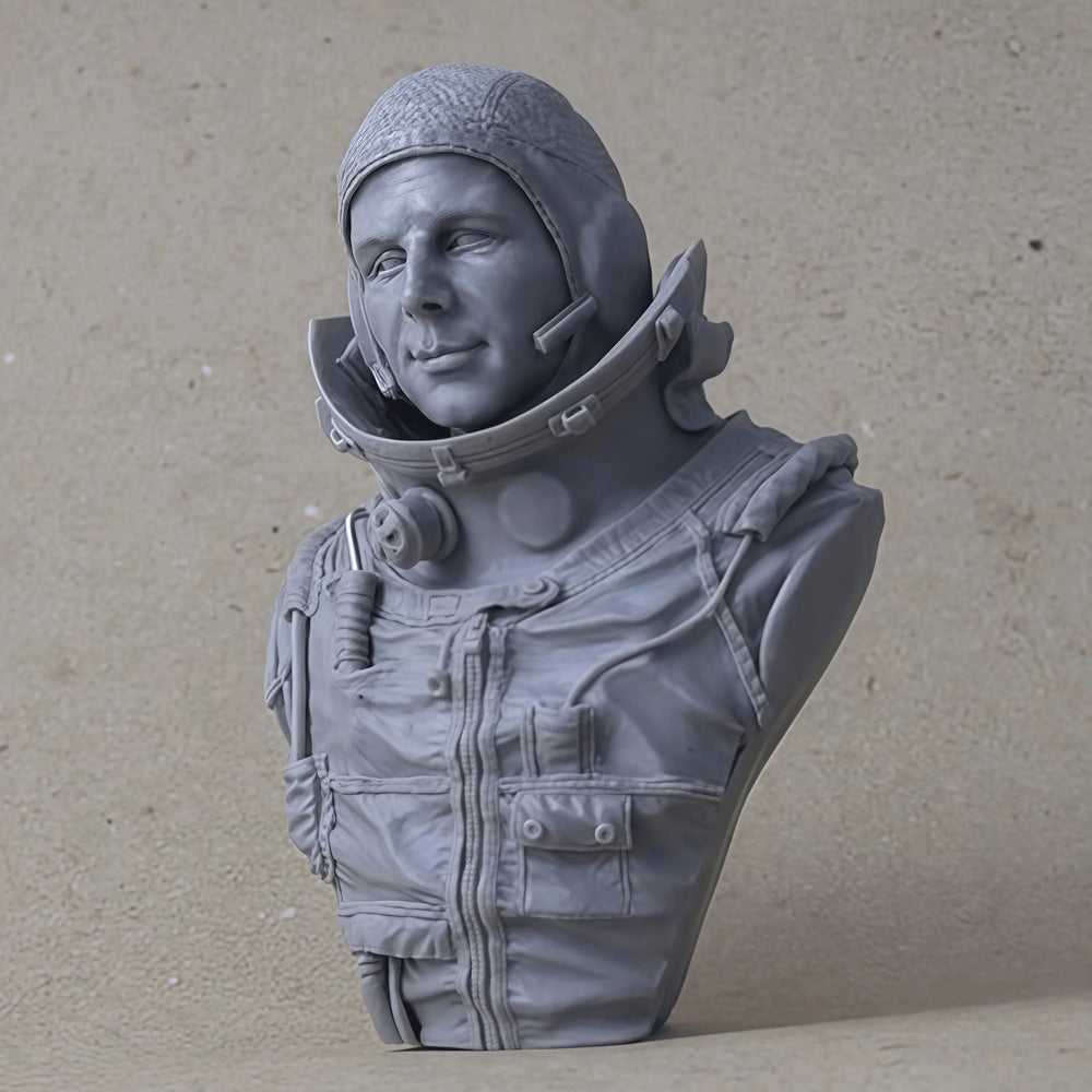 1/9 Cold War Soviet Cosmonaut in Classic Orange Spacesuit, Resin Model Bust Kit, Unassembled and Unpainted