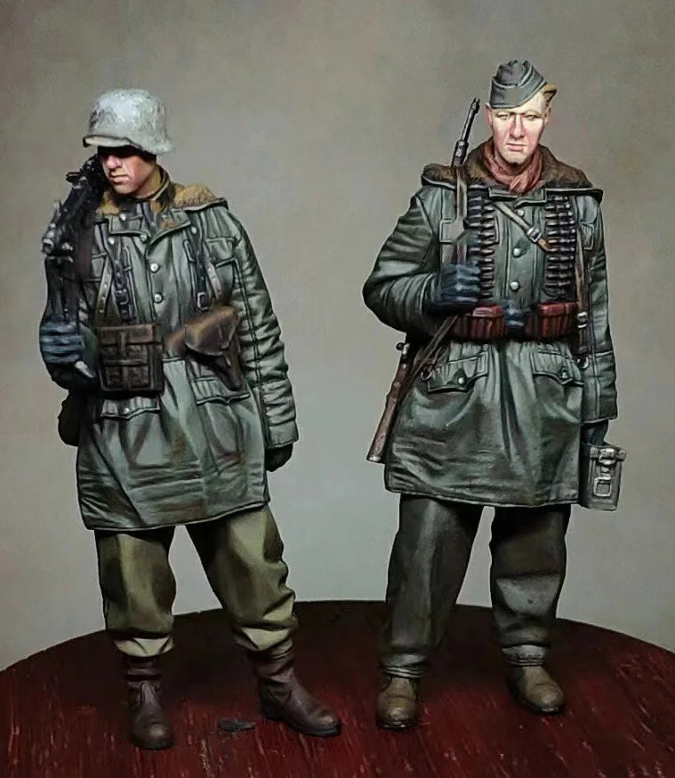 1/35 WWII German Infantry with MP40 and Rifle, 2 Figures, Resin Model Figure Kit, Unassembled and Unpainted