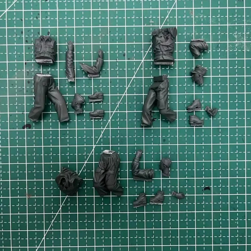 1/35 WWII Tankers Carrying Wounded, 3 Figures, Resin Model Figure Kit, Unassembled and Unpainted