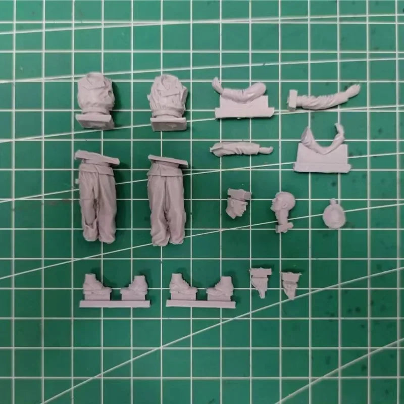 1/35 WWII German Panzer Crew Wounded, 2 Figures, Resin Model Figure Kit, Unassembled and Unpainted