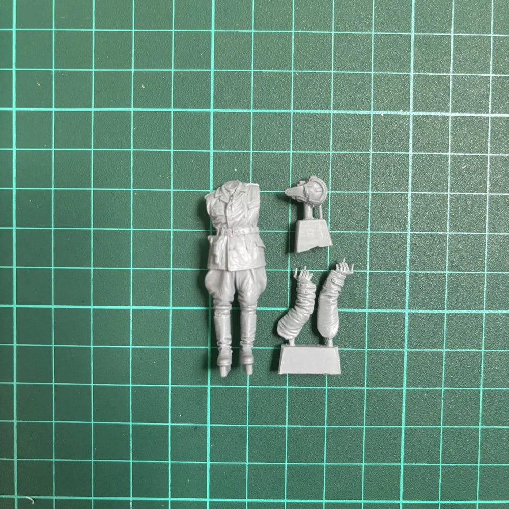 1/35 WWII Soviet Tank Commander in Tanker Headgear, Resin Model Figure Kit, Unassembled and Unpainted