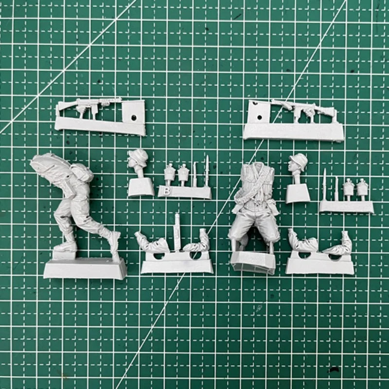 1/35 WWII German Infantry Combat Squad, 2 Figures, Resin Model Figure Kit, Unassembled and Unpainted