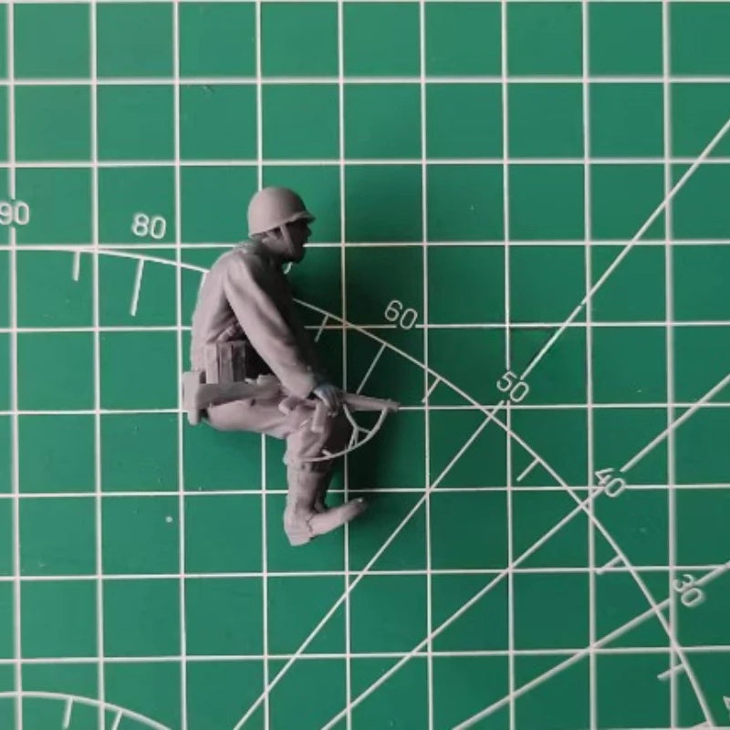 1/35 WWII US Soldier at Rest, Resin Model Figure Kit, Unassembled and Unpainted
