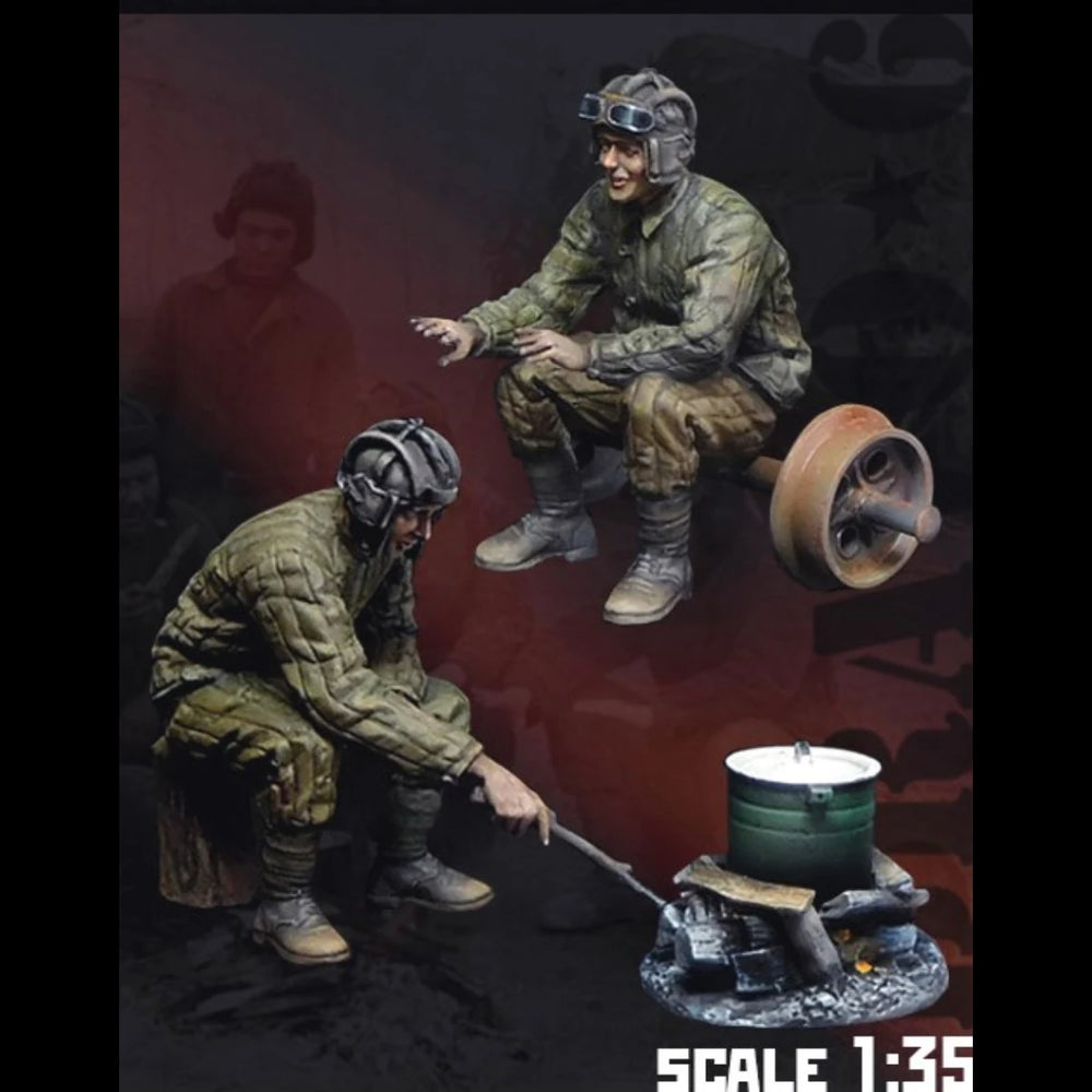 1/35 Cold War Soviet Tank Crew Loading Ammunition, 3 Figures, Resin Model Figure Kit, Unassembled and Unpainted