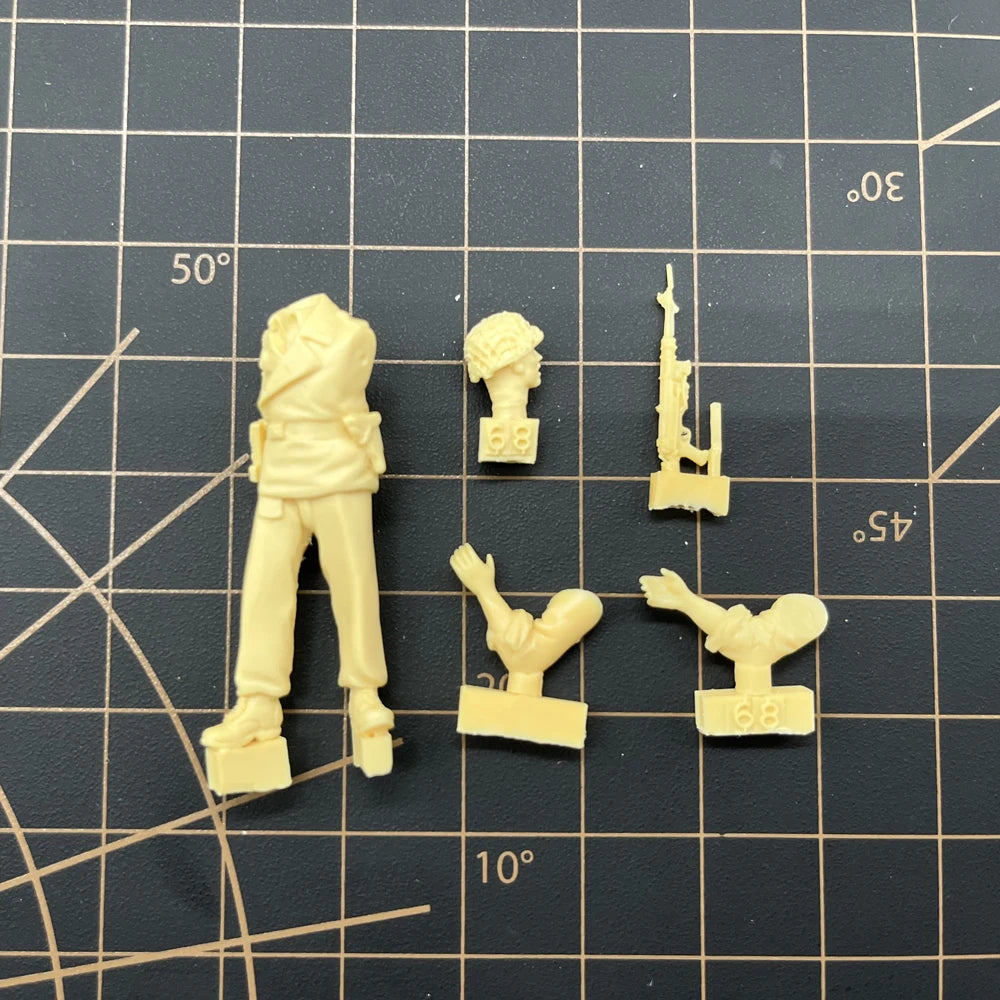 1/35 WWII German Infantry Soldier with Camo Helmet, Resin Model Figure Kit, Unassembled and Unpainted