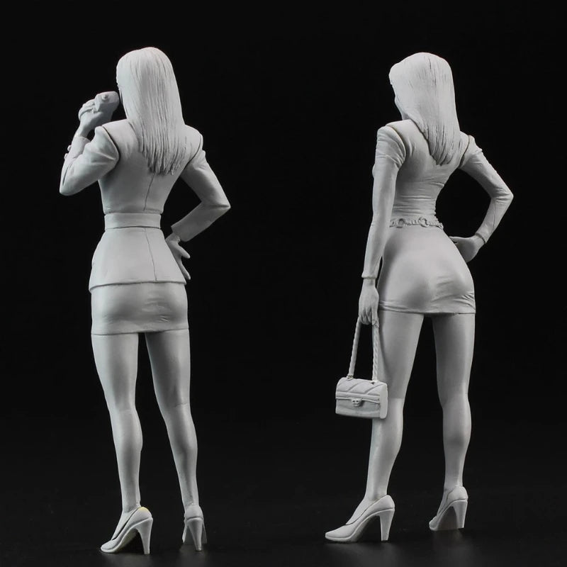 1/24 Modern Woman in Crop Top and Shorts, Resin Model Figure Kit, Unassembled and Unpainted