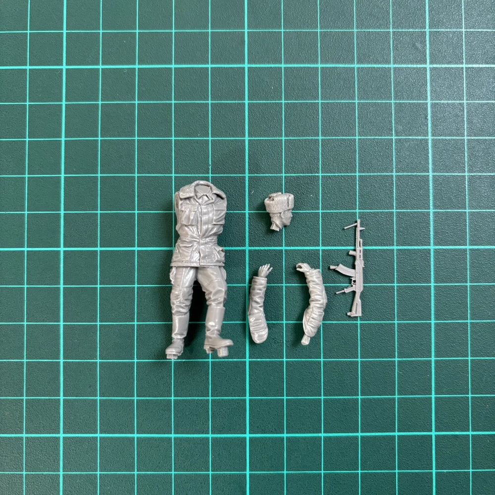1/35 WWII Soviet Soldier Standing Alert with Rifle, Resin Model Figure Kit, Unassembled and Unpainted