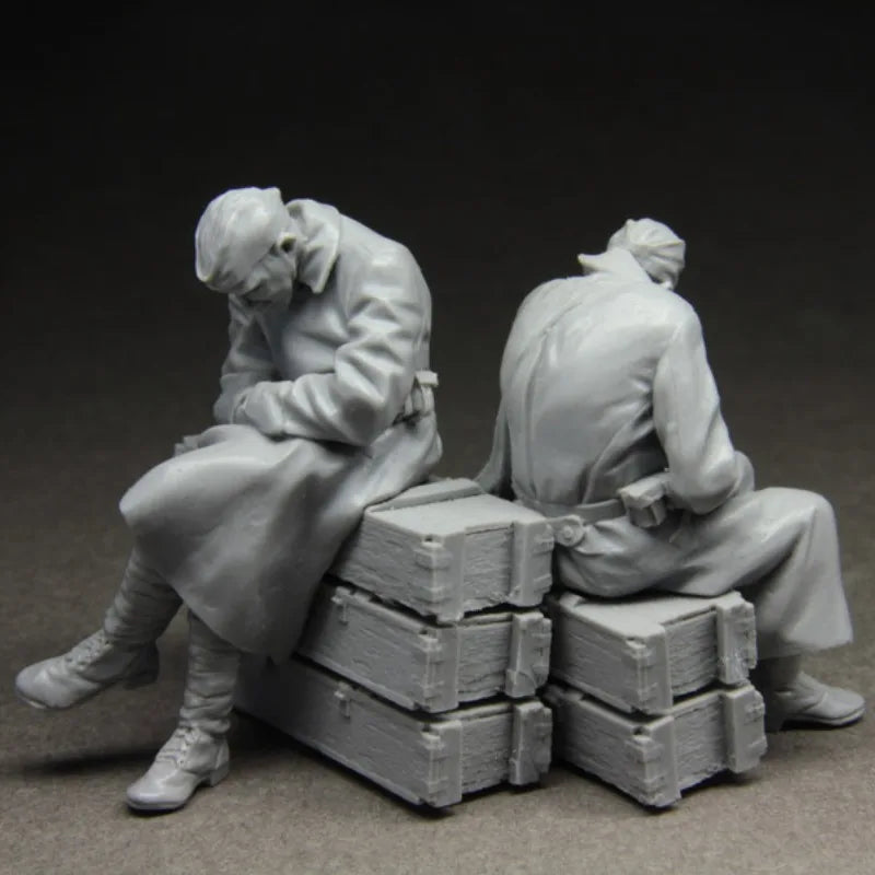 1/35 WWII Soviet Infantry Resting on Ammunition Crates, Resin Model Figure Kit, Unassembled and Unpainted