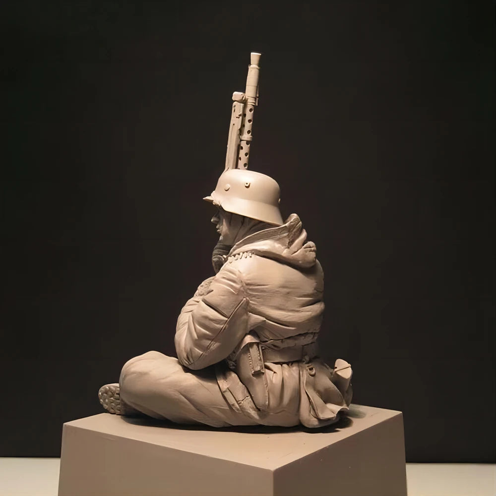 1/16 WWII German Infantryman Kneeling with Rifle and Ammo Bandolier, Resin Model Figure Kit, Unassembled and Unpainted
